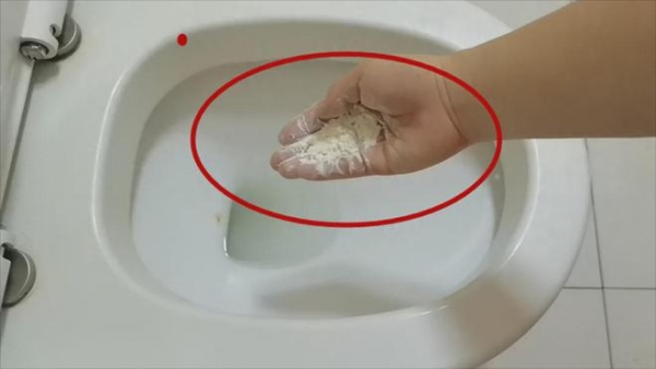 马桶里撒一把不管多脏多厚的黄渍污垢水一冲就干净赶紧试试(图3)