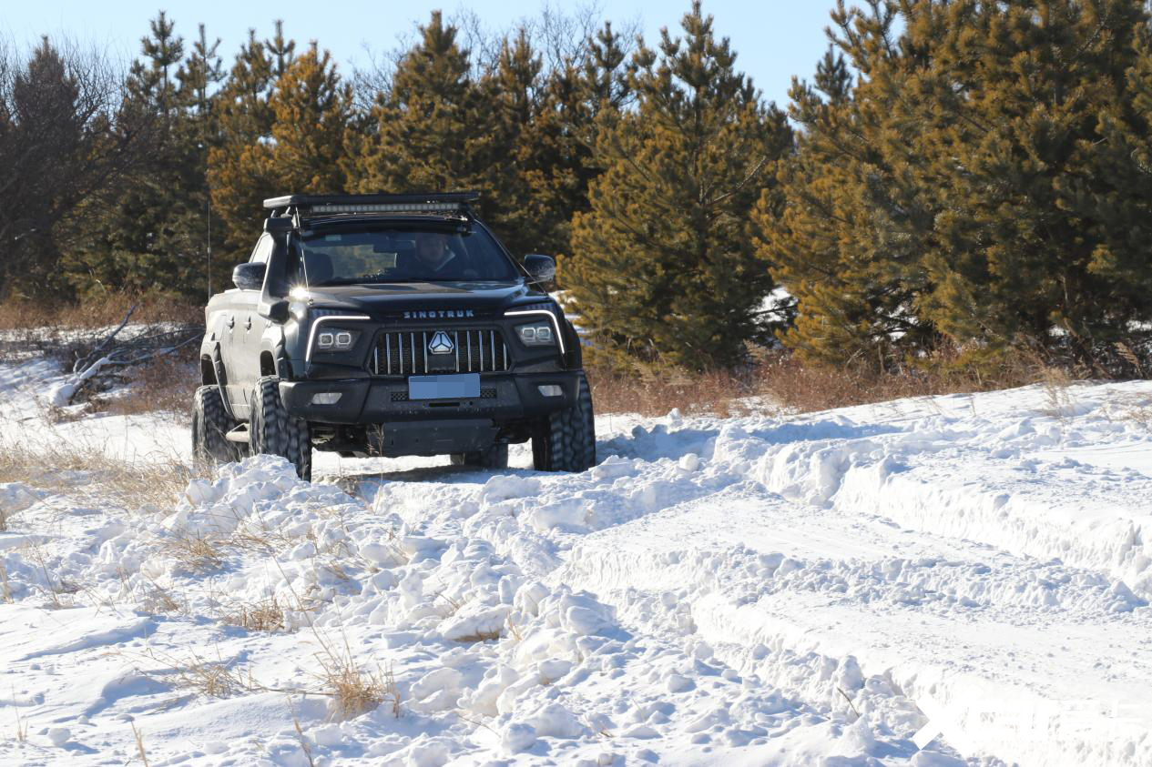 硬核动力系统征服林海雪原中国重汽搏胜S9冰雪驾控实力解析(图7)