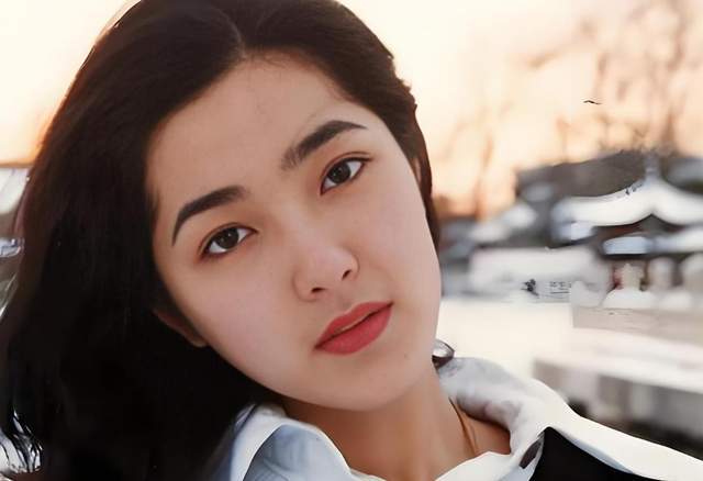 她是两百年难遇的美人“征服”男人无数如今49岁依旧单身(图6)