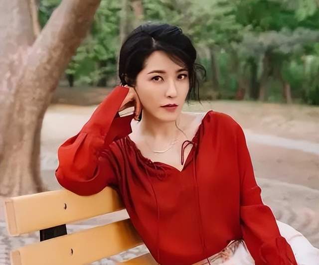 她是两百年难遇的美人“征服”男人无数如今49岁依旧单身(图11)