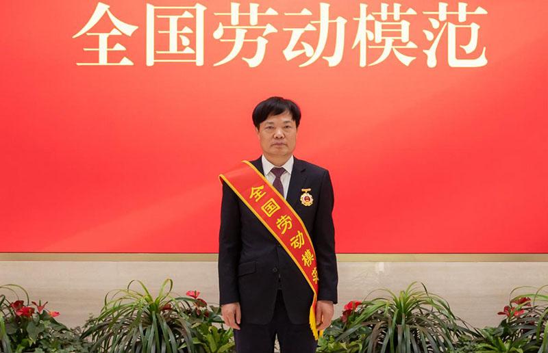 初心如炬勇争先——“全国劳模”李立新的34年奋斗征程(图1)
