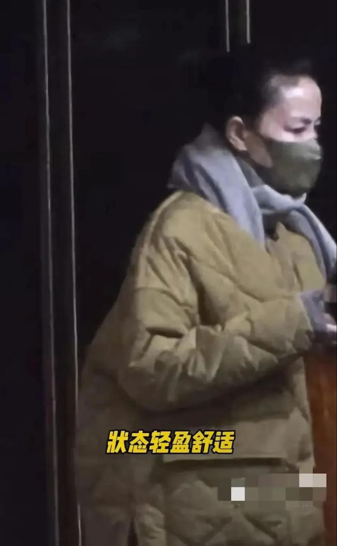 56岁王菲酒店会友棉服出镜虽头发微瑕但皮肤白皙(图2)