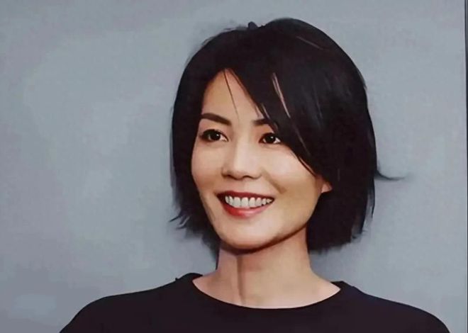 56岁王菲酒店会友棉服出镜虽头发微瑕但皮肤白皙(图1)
