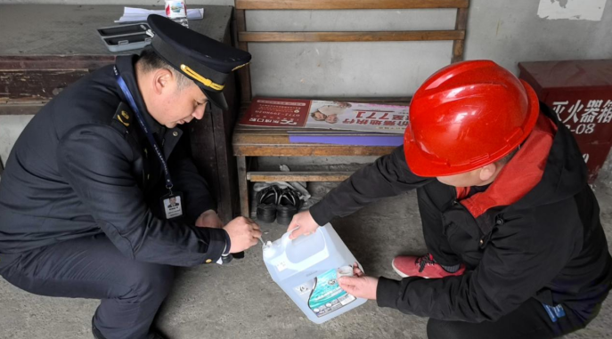 源头管控再升级——柳州市开展重型柴油车污染控制装置入户检查(图2)