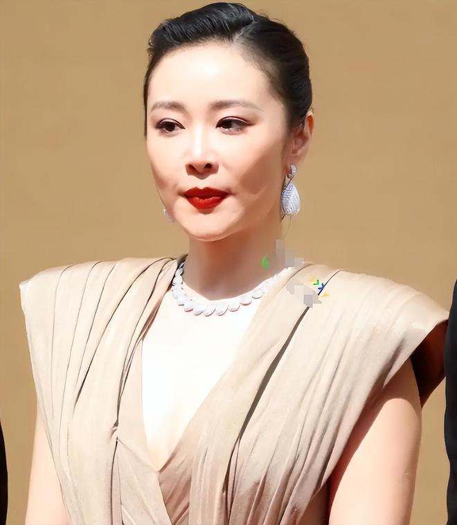 高叶算不算“顶级美人”？看看她和陈妍希、倪妮的合照就有答案了(图2)
