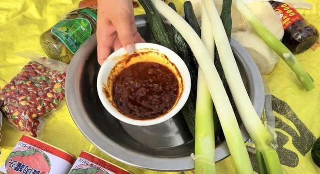 尿素袋野餐爆火！这届年轻人正在用“寒酸美学”对抗消费主义(图11)