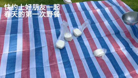 尿素袋野餐爆火！这届年轻人正在用“寒酸美学”对抗消费主义(图1)