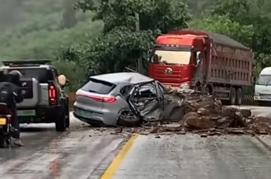 【8点见】男子跳入兵马俑坑推倒兵马俑通报(图8)