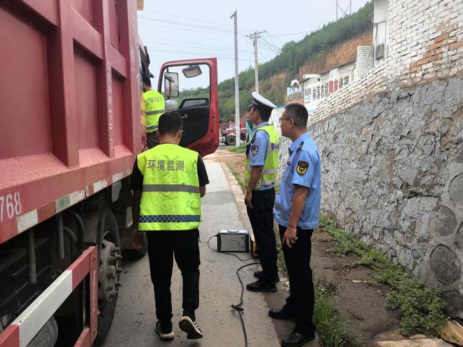 淳化:部门联动开展环保路查路检(图1)