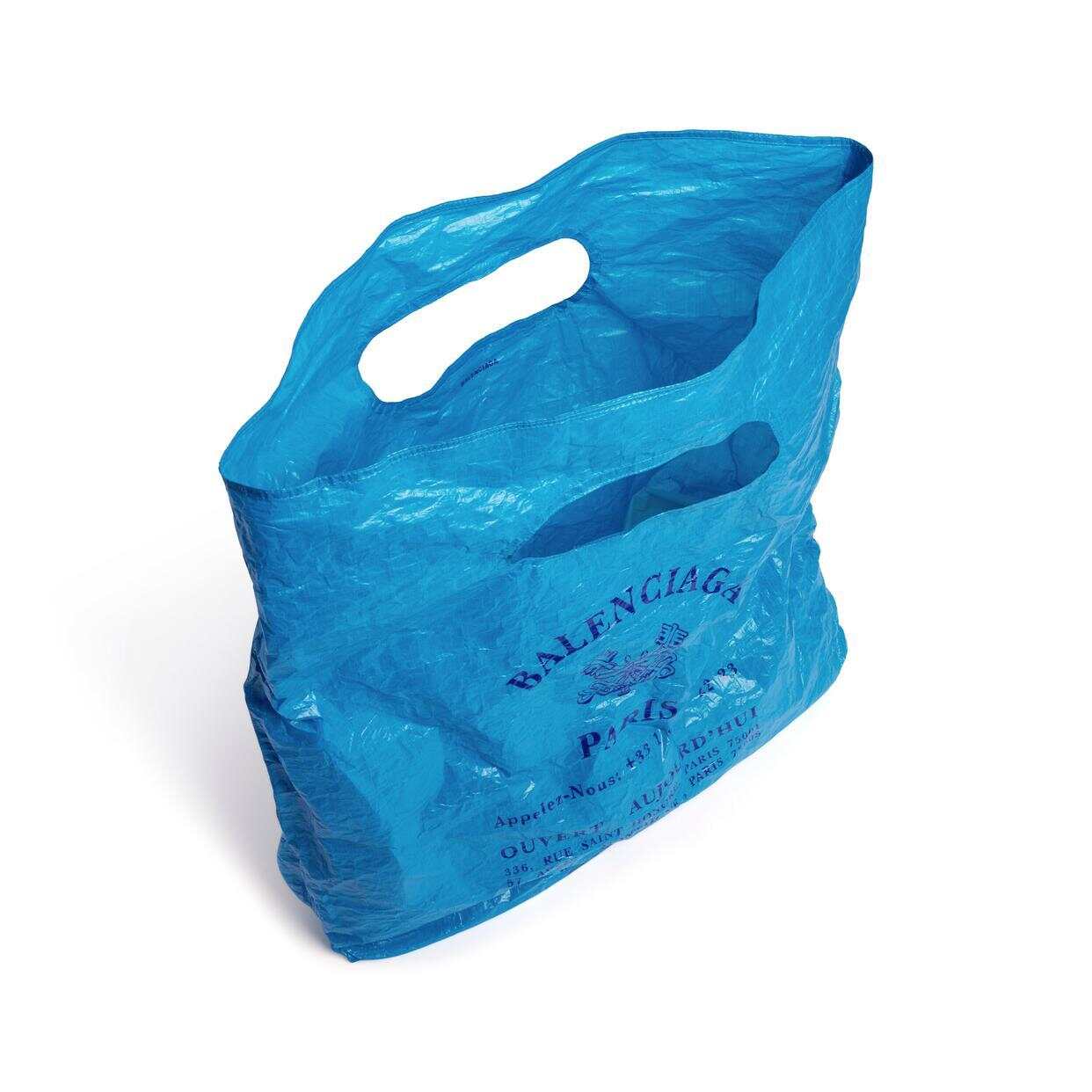 无语！巴黎世家8200元新包被指像尿素袋设计总监喜欢在日常生活用品中汲取灵感(图2)