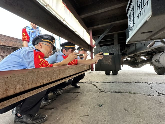 高温炙烤不停步！TA们给重型柴油车进行“环保体检”(图4)
