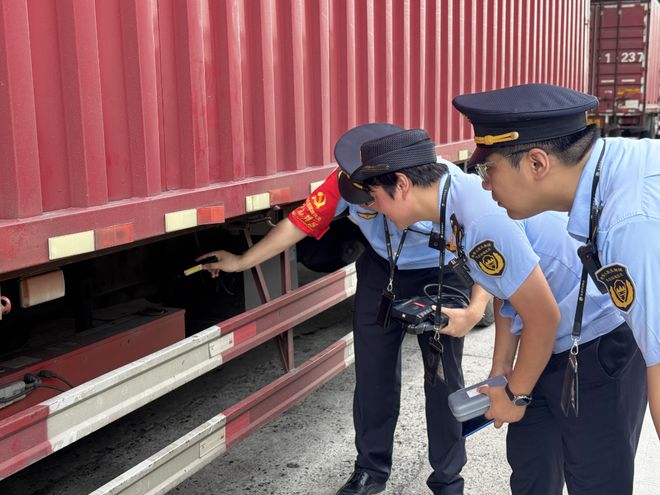 高温炙烤不停步！TA们给重型柴油车进行“环保体检”(图3)