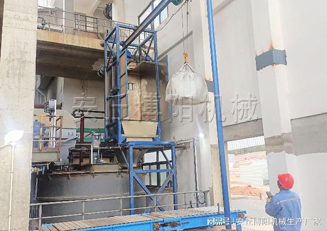 尿素吨袋拆包机工作现场四川吨包无尘称投料系统(图2)