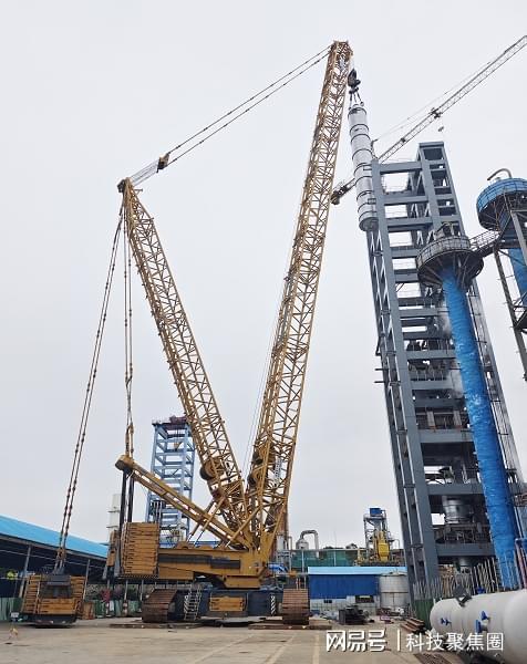 四化建成功吊装湖北华强化工尿素合成塔(图1)