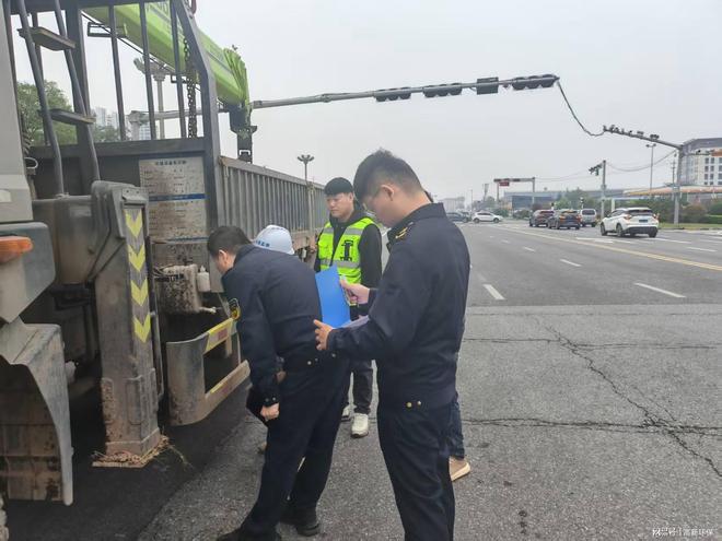 守好防控关׀咸阳市生态环境局高新分局开展重型货车尾气排放检测(图1)