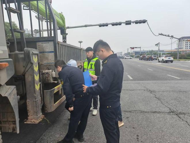 咸阳市生态环境局高新分局开展重型货车尾气排放检测(图1)