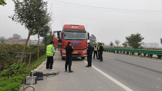 咸阳市生态环境局武功分局开展多部门联合机动车路查路检及非道路移动机械专项执法检查(图1)