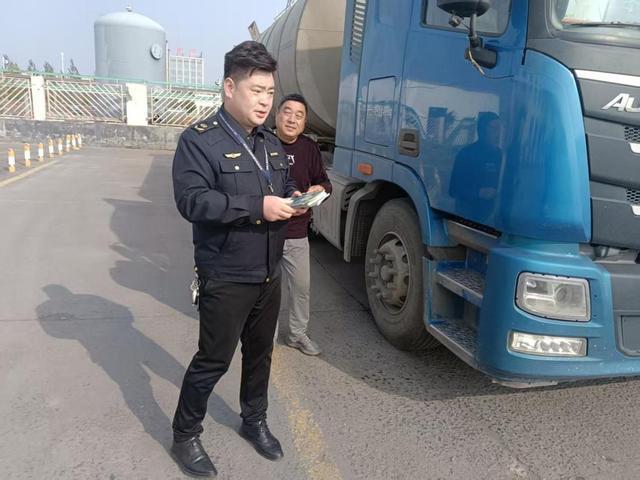 开封市生态环境局祥符分局：进企业宣柴油货车尾气环保知识筑牢空气质量防护线(图2)