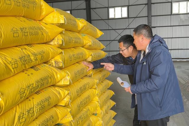 北安分公司为明年春耕生产储备肥料(图2)