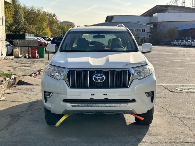 24款丰田霸道2800柴油中东版现车清仓处理50来万提车(图1)