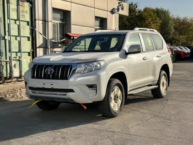 24款丰田霸道2800柴油中东版现车清仓处理50来万提车(图2)