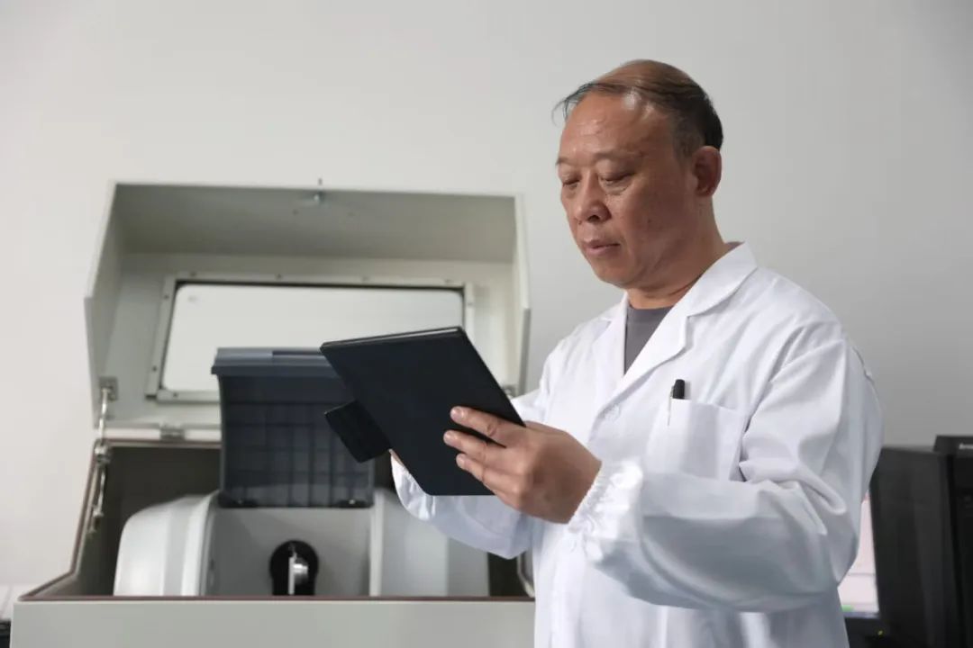 检测化肥亦是检测自己——记心连心集团第二届“诚信心连心人”获得者朱止利(图1)