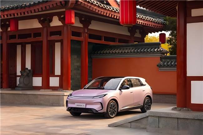 其它品牌还在念参数极狐T1一场脱口秀戳中年轻人的心(图1)